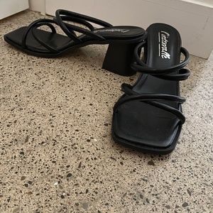 L’intervalle heeled sandal